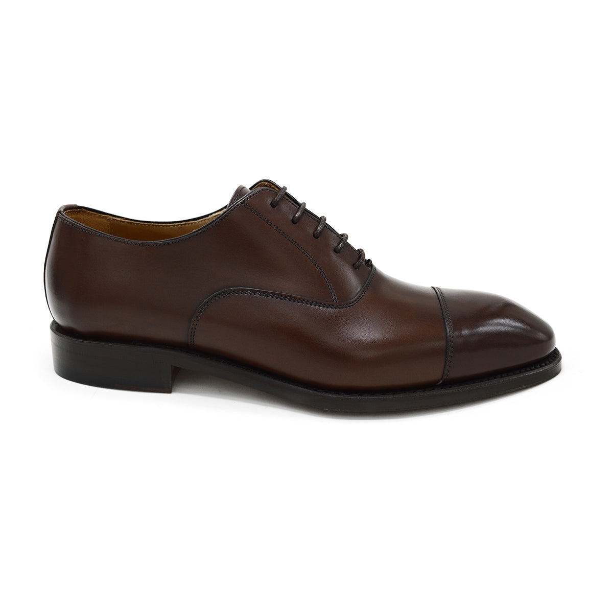 A Berwick 1707 dark brown, chisel toe Oxford shoe with a lace-up closure and a single leather sole.