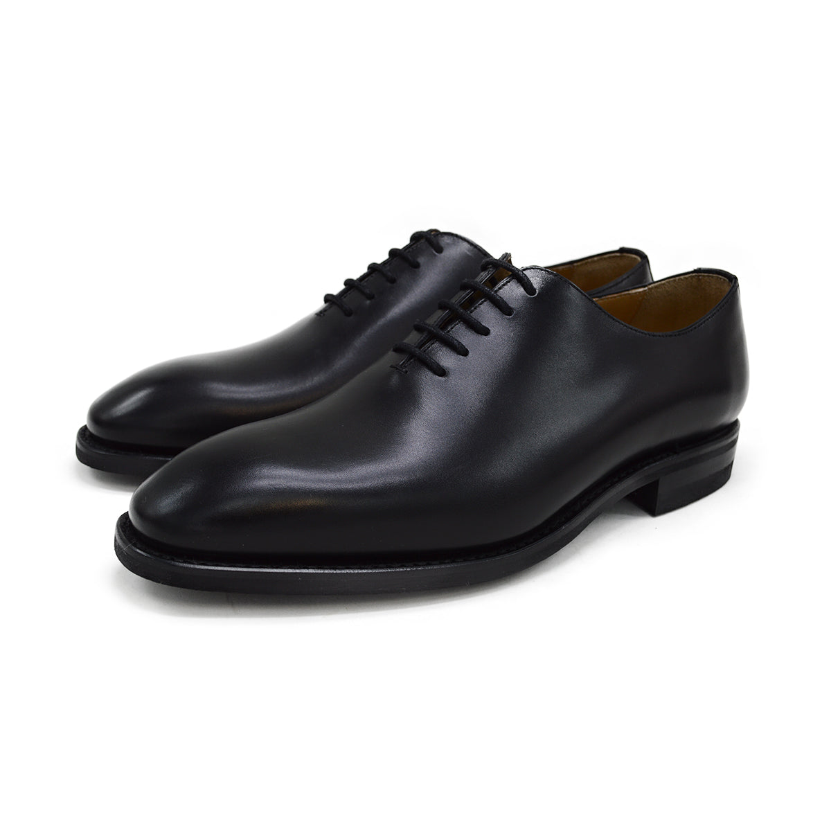 A black Berwick 1707 Wholecut Oxford shoe made from box calf leather with a lace-up closure and a round toe.