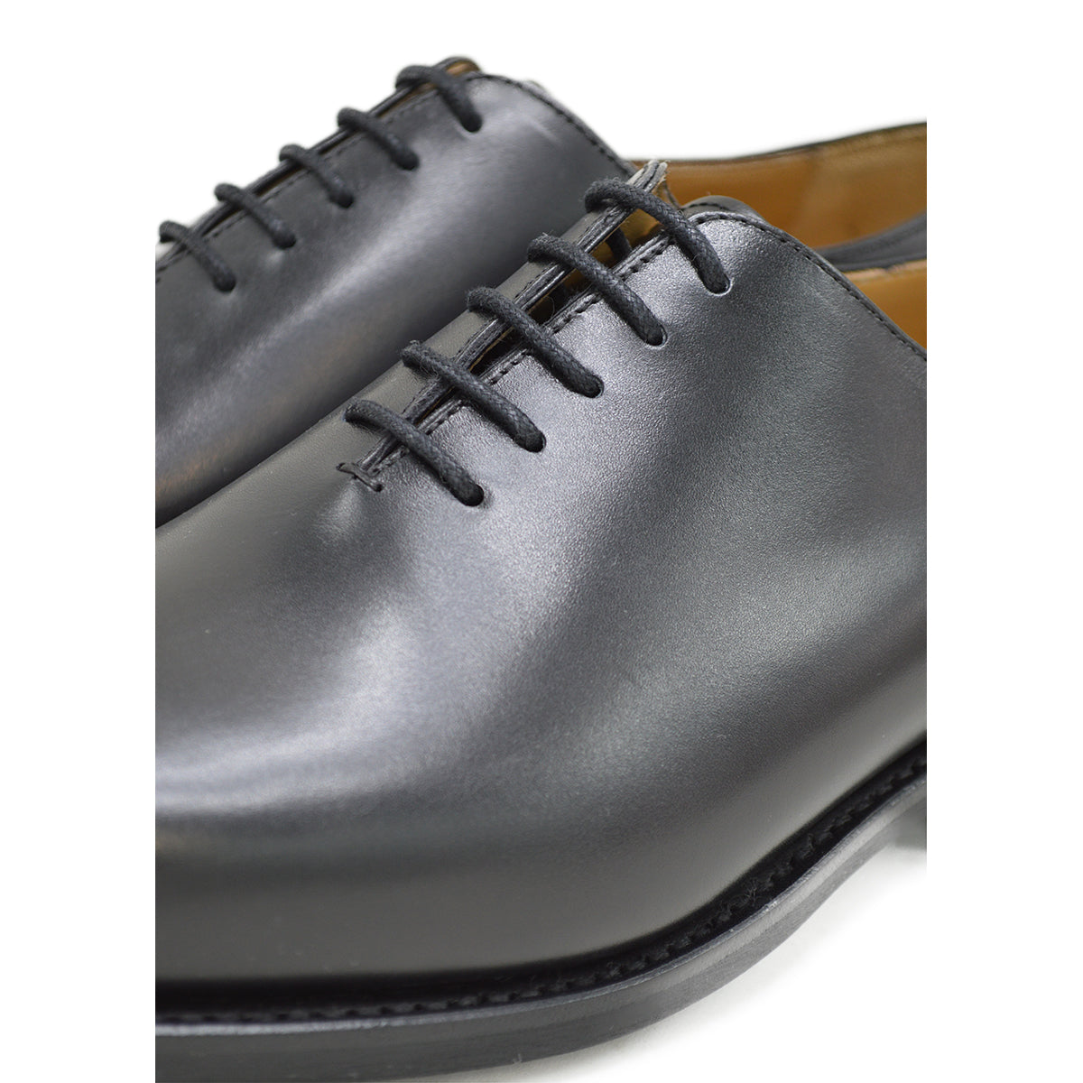 A black Berwick 1707 Wholecut Oxford shoe made from box calf leather with a lace-up closure and a round toe.