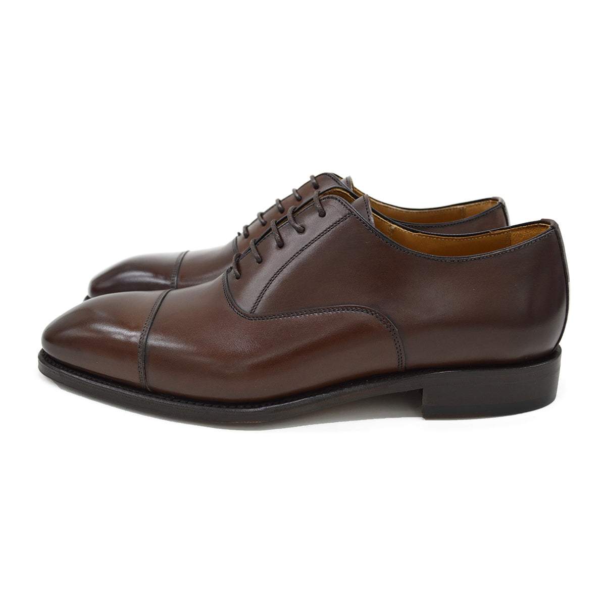A Berwick 1707 dark brown, chisel toe Oxford shoe with a lace-up closure and a single leather sole.