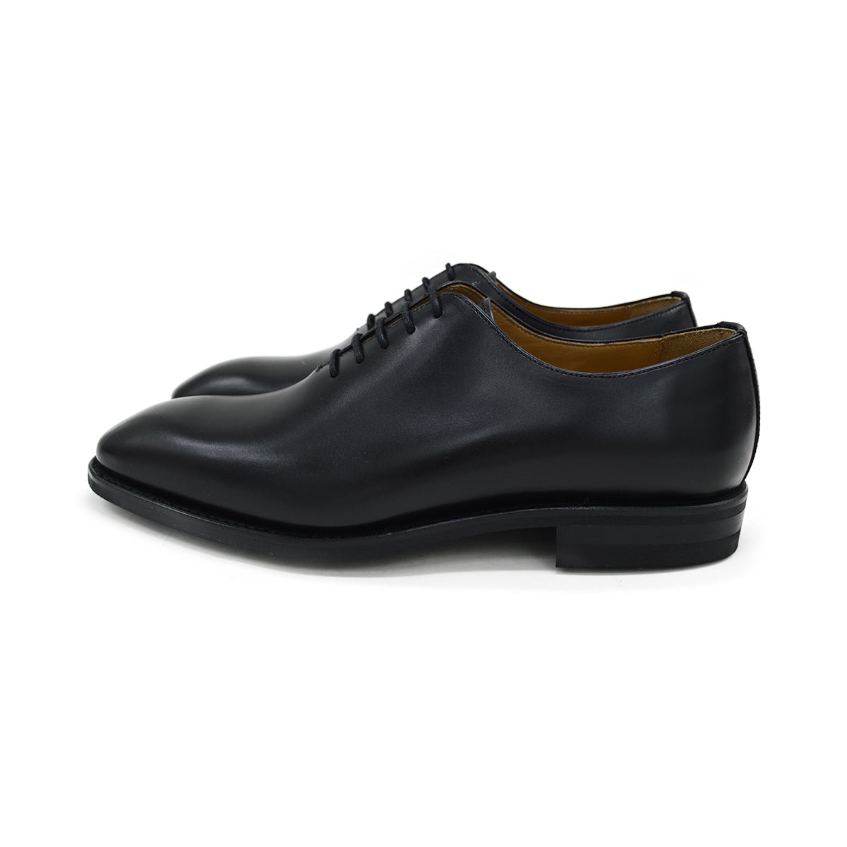 A black Berwick 1707 Wholecut Oxford shoe made from box calf leather with a lace-up closure and a round toe.