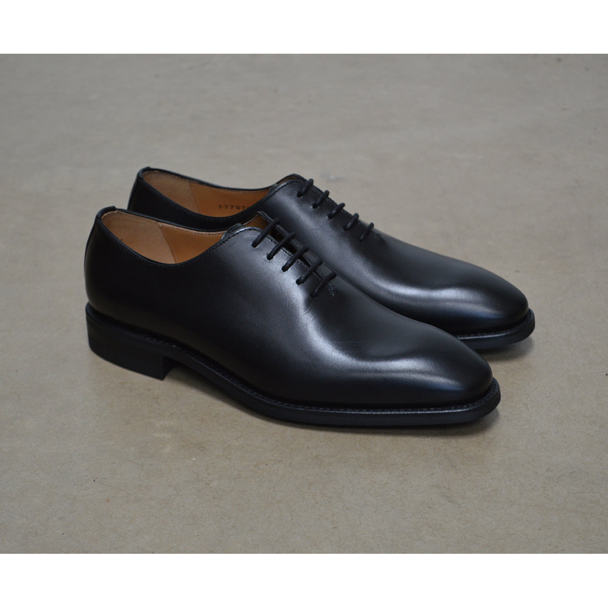 A black Berwick 1707 Wholecut Oxford shoe made from box calf leather with a lace-up closure and a round toe.