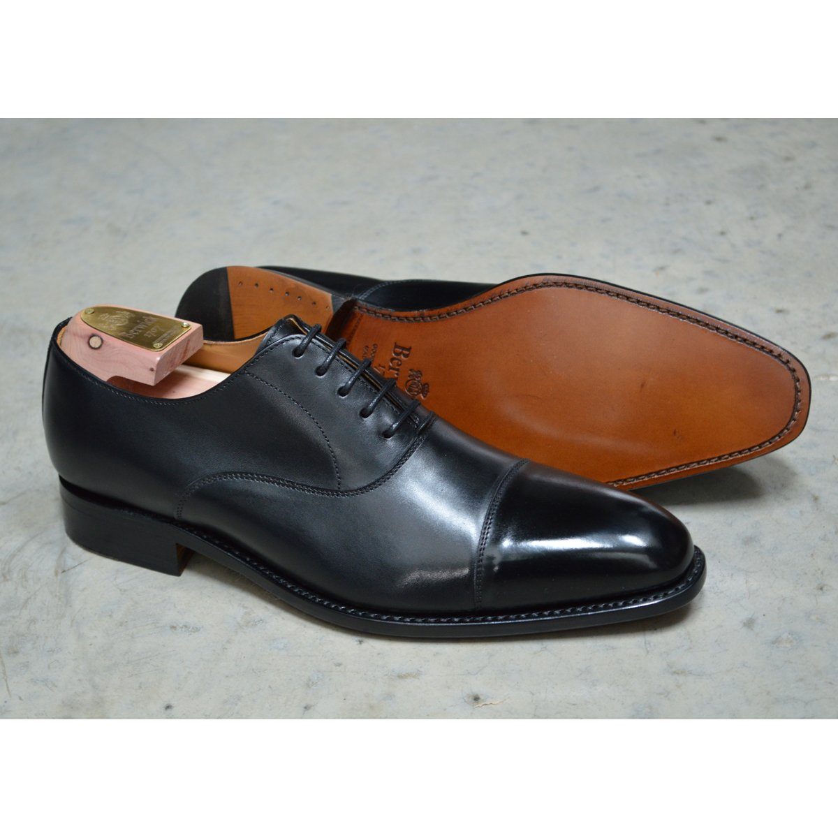Elegant black chisel toe oxford shoe made of box calf leather with a goodyear welted single leather sole.