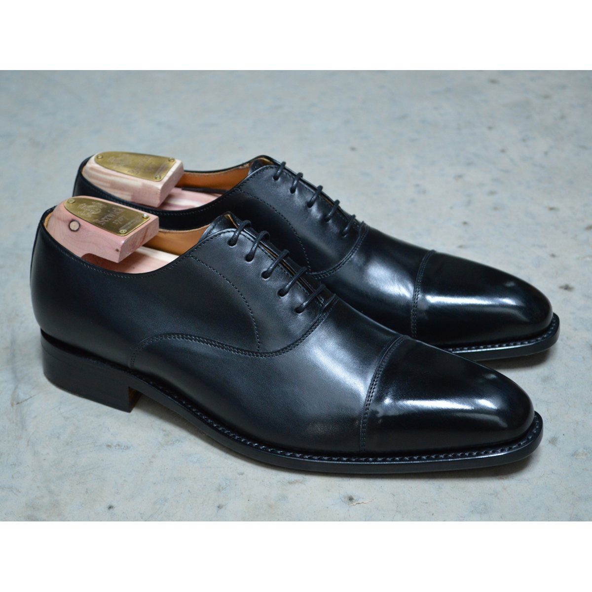 Elegant black chisel toe oxford shoe made of box calf leather with a goodyear welted single leather sole.