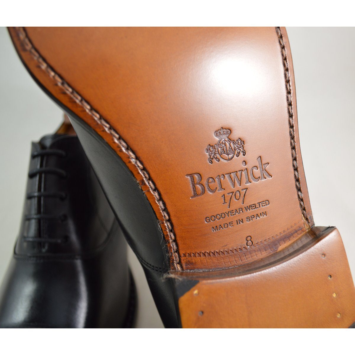 Elegant black chisel toe oxford shoe made of box calf leather with a goodyear welted single leather sole.