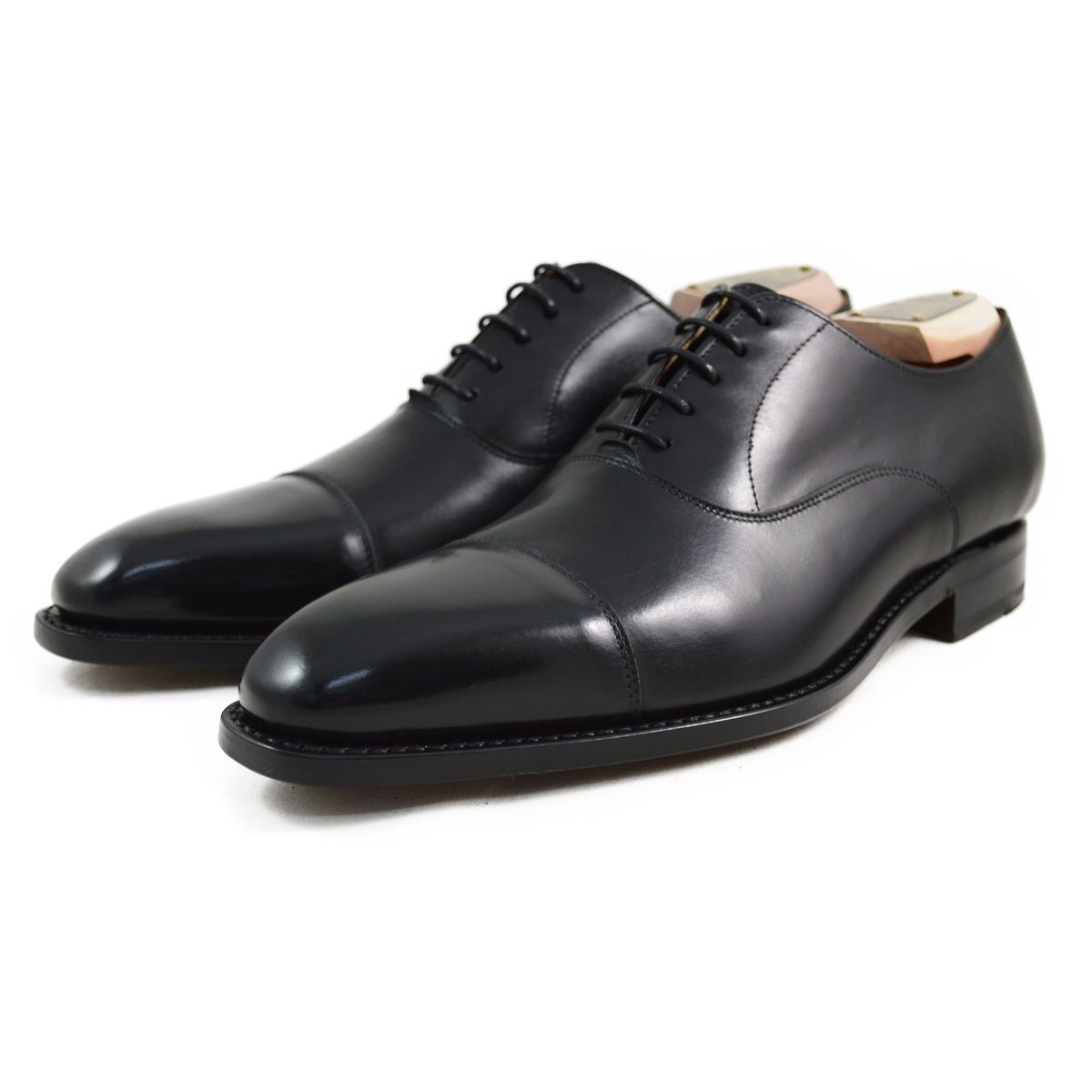 Elegant black chisel toe oxford shoe made of box calf leather with a goodyear welted single leather sole.