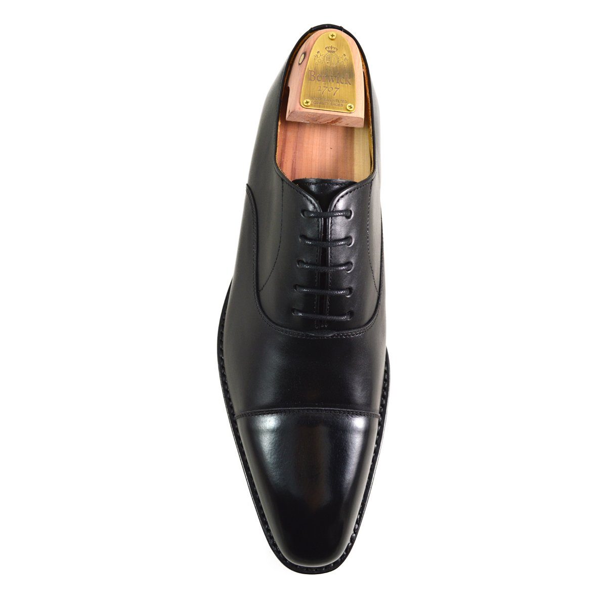 Elegant black chisel toe oxford shoe made of box calf leather with a goodyear welted single leather sole.