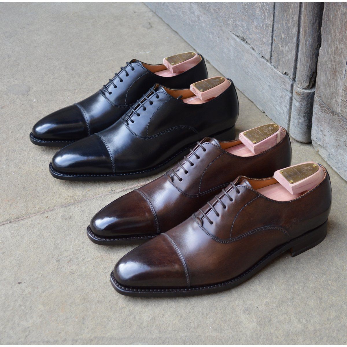 Elegant black chisel toe oxford shoe made of box calf leather with a goodyear welted single leather sole.