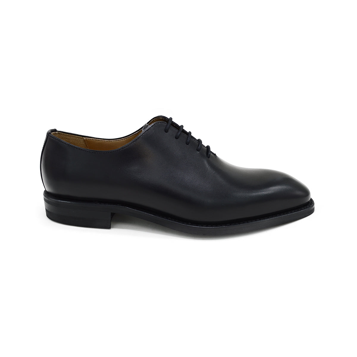 A black Berwick 1707 Wholecut Oxford shoe made from box calf leather with a lace-up closure and a round toe.