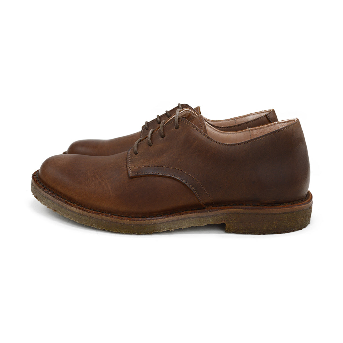 A dark chestnut brown Astorflex Redflex derby shoe made of nubuck leather, featuring a natural crepe rubber sole.