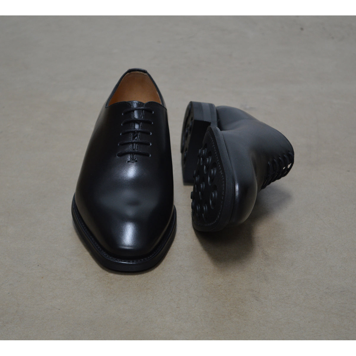 A black Berwick 1707 Wholecut Oxford shoe made from box calf leather with a lace-up closure and a round toe.