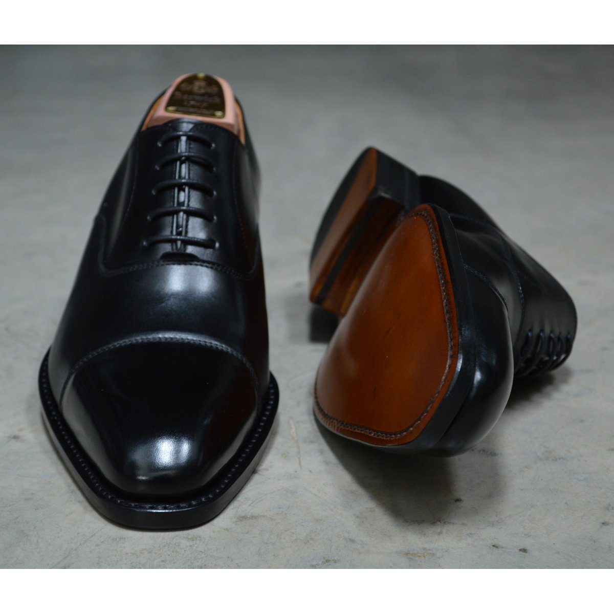 Elegant black chisel toe oxford shoe made of box calf leather with a goodyear welted single leather sole.