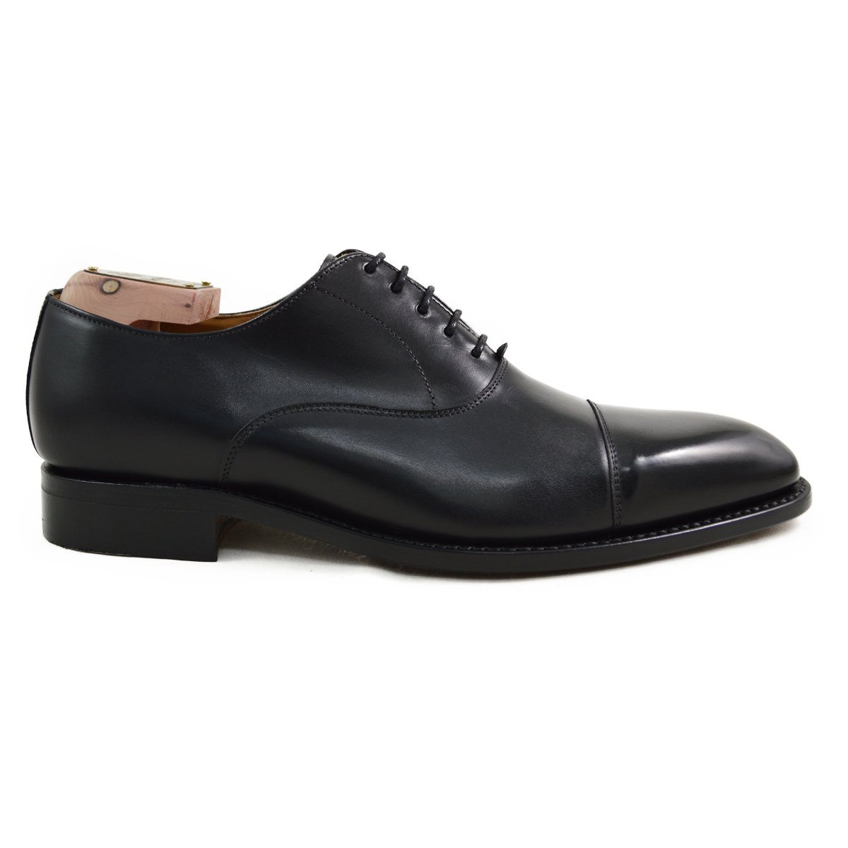 Elegant black chisel toe oxford shoe made of box calf leather with a goodyear welted single leather sole.