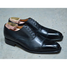 Elegant black chisel toe oxford shoe made of box calf leather with a goodyear welted single leather sole.