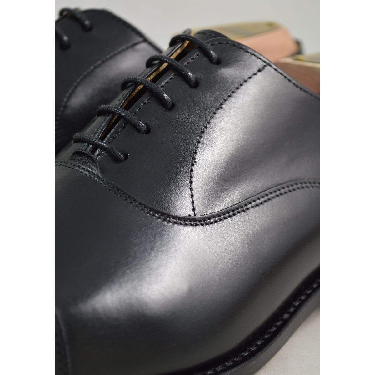 Elegant black chisel toe oxford shoe made of box calf leather with a goodyear welted single leather sole.