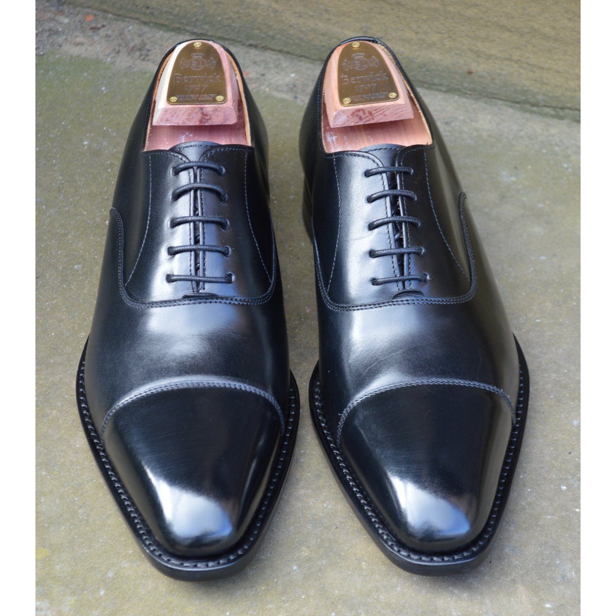 Elegant black chisel toe oxford shoe made of box calf leather with a goodyear welted single leather sole.