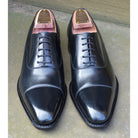Elegant black chisel toe oxford shoe made of box calf leather with a goodyear welted single leather sole.